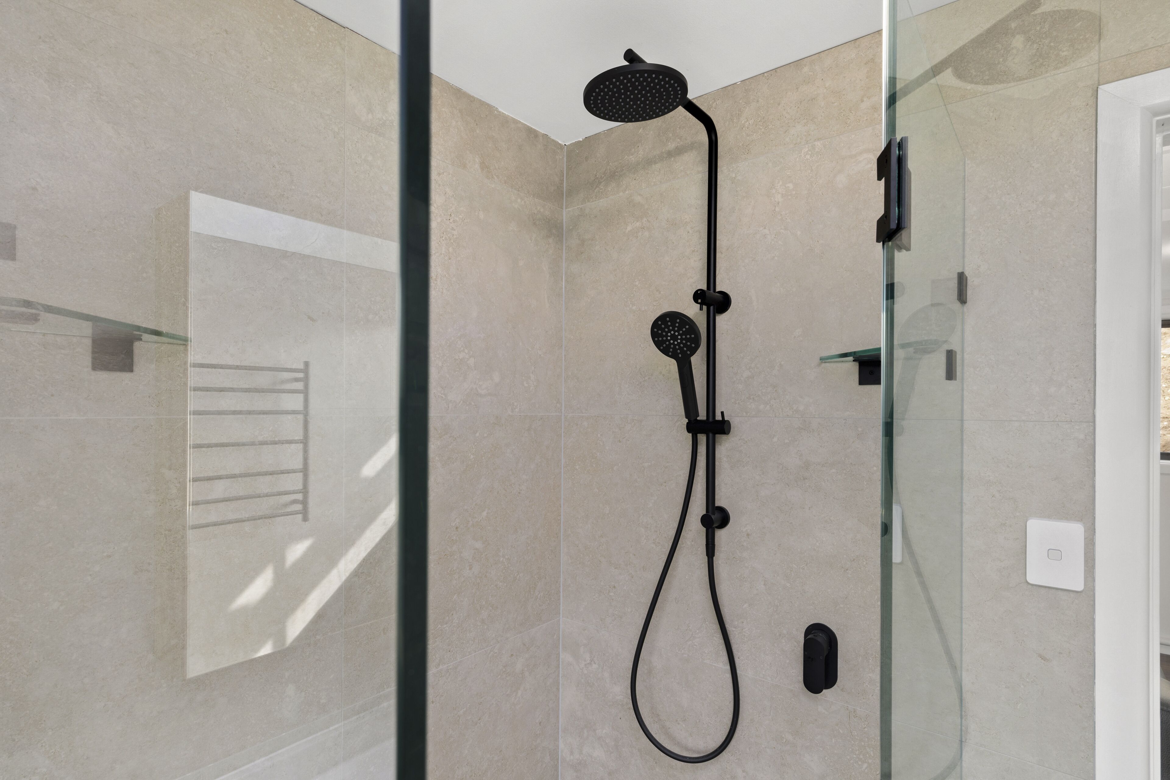 Deluxe Suite | Bathroom shower