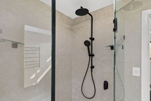 Deluxe Suite | Bathroom shower