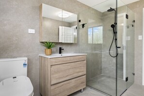 Suite – deluxe | Bad | Dusj, regndusjhode og hårføner