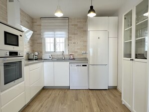 Kühlschrank, Mikrowelle, Ofen, Geschirrspüler