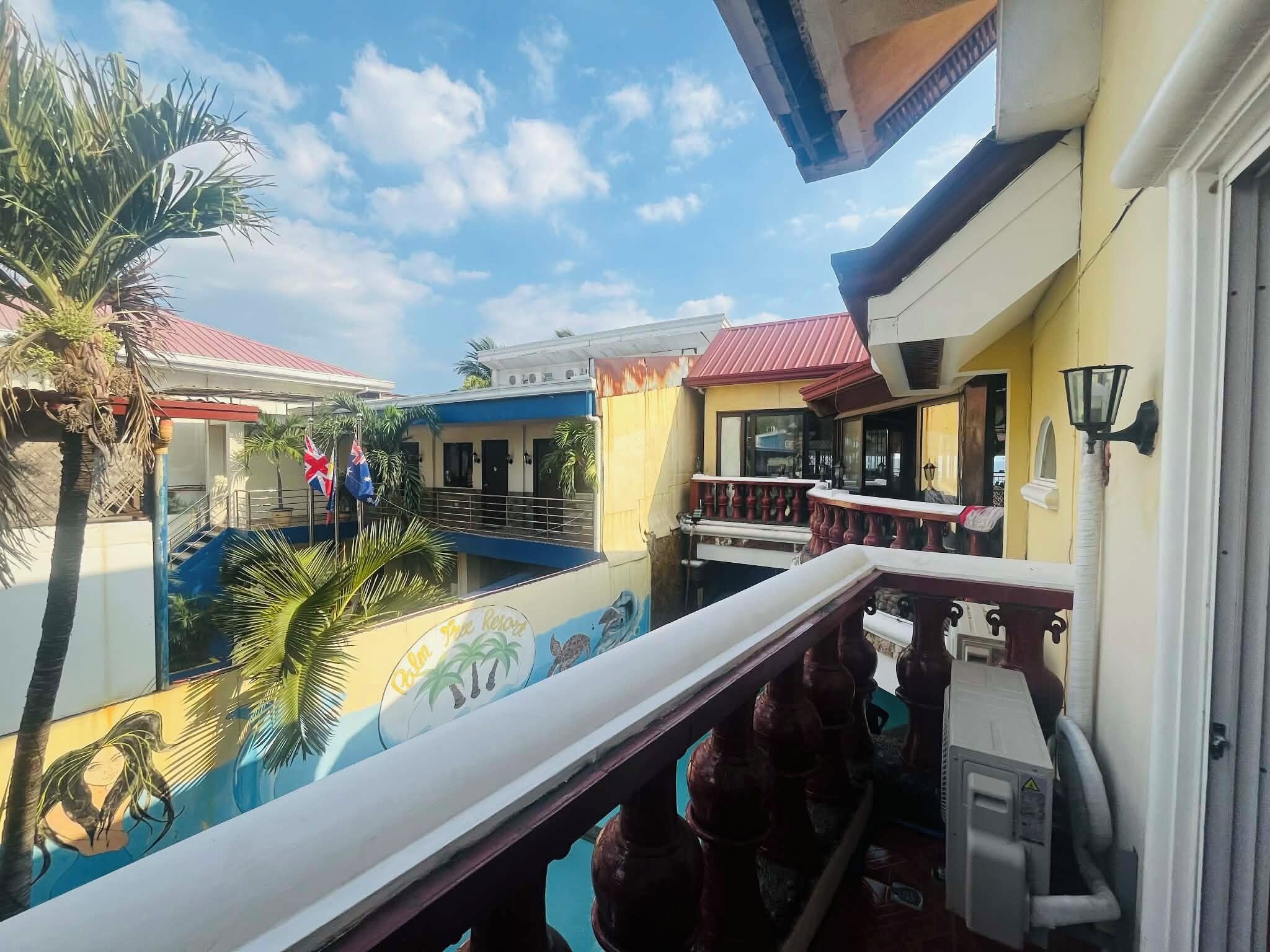Un hôtel doté d’une piscine, d’un balcon et offrant une vue sur les environs.