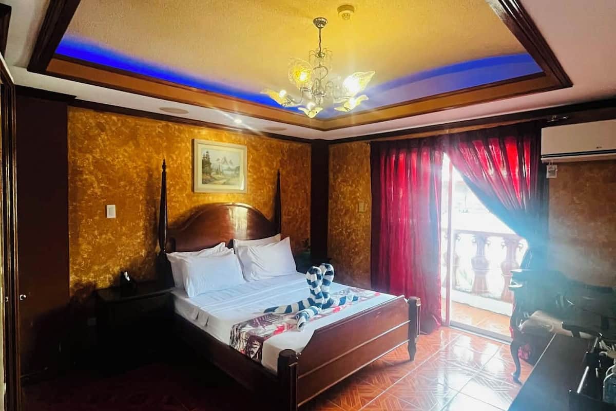 Superior Room, 1 King Bed, Balcony