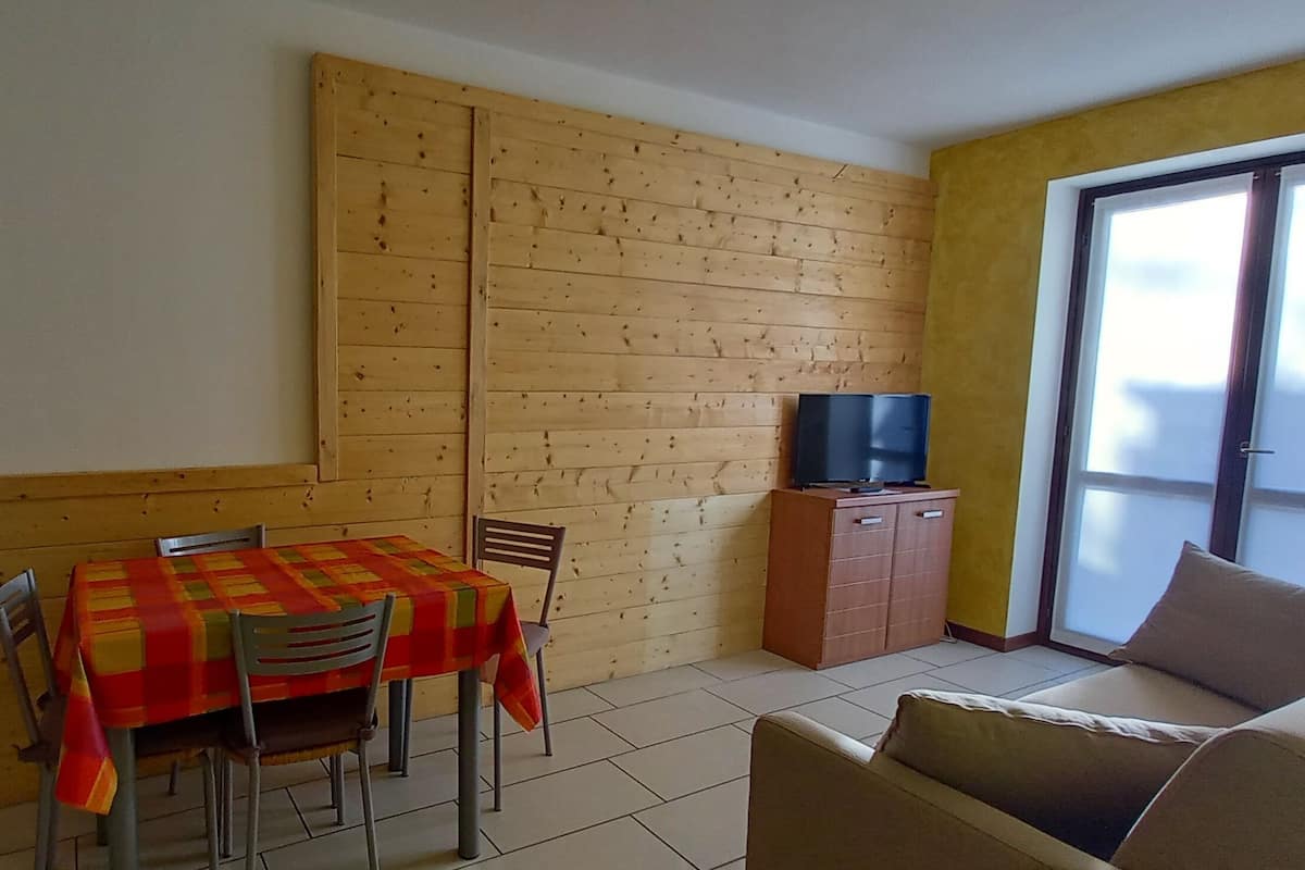 Appartement Standard | Coin séjour | Télévision à écran plat de 28 pouces avec chaînes numériques, télévision
