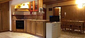 Deluxe Condo | Private kitchen | Mini-fridge, oven, stovetop, cookware/dishes/utensils