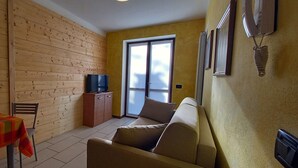 Standaard appartement | Woonruimte | Een 28-inch flatscreentelevisie met digitale zenders en televisie
