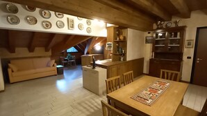 Deluxe appartement | Woonruimte | Een 28-inch flatscreentelevisie met digitale zenders en televisie