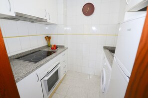 Een koelkast, een microgolfoven, een oven, een kookplaat