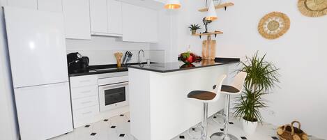 Een koelkast, een magnetron, een oven, een koffiezetapparaat/waterkoker