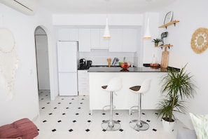 Kjøleskap, mikrobølgeovn, ovn og kaffetrakter/tekoker