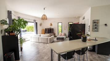 Smart-tv, videospelletjes, een dvd-speler en boeken