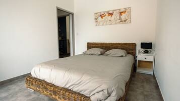 3 chambres, bureau, fer et planche Ă repasser, lit parapluie