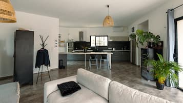 Smart-tv, videospelletjes, een dvd-speler en boeken