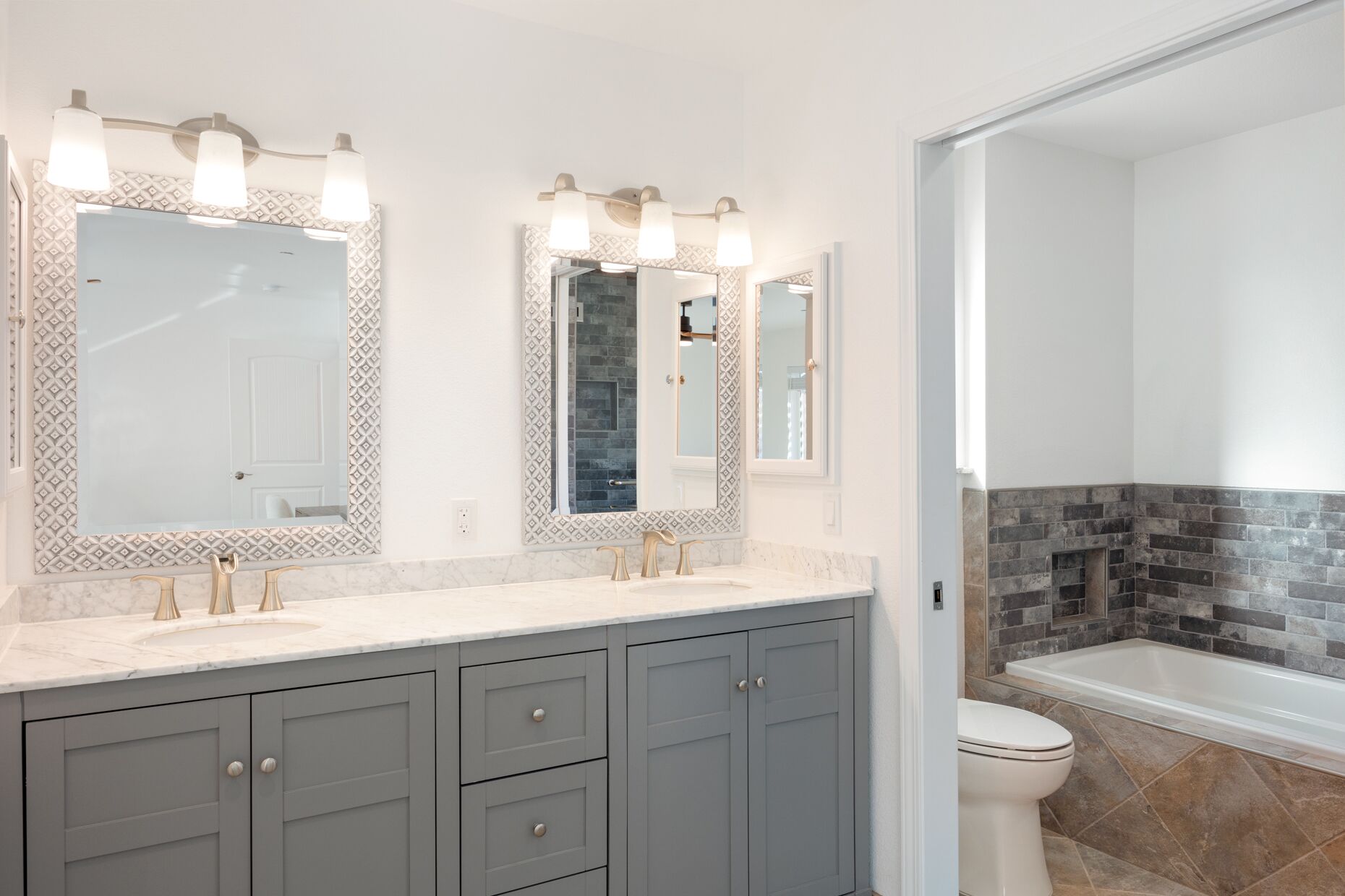 Combined shower/bathtub, towels