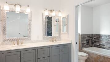 Combined shower/bathtub, towels