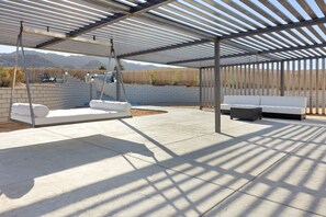 Terrace/patio - Of Wine & Gods - Hot Tub, BBQ and Fire Pit (Joshua Tree)