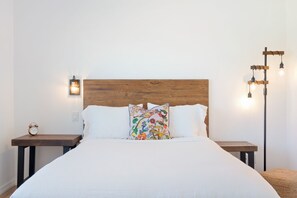 3 bedrooms, free WiFi, bed sheets - Of Wine & Gods - Hot Tub, BBQ and Fire Pit (Joshua Tree)