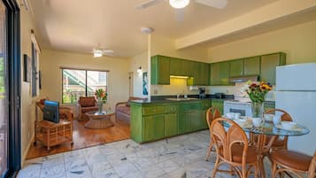 Fridge, oven, stovetop, coffee/tea maker