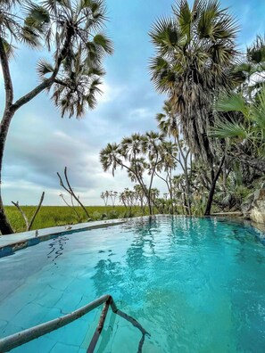 11 kolam renang outdoor, dengan payung kolam renang