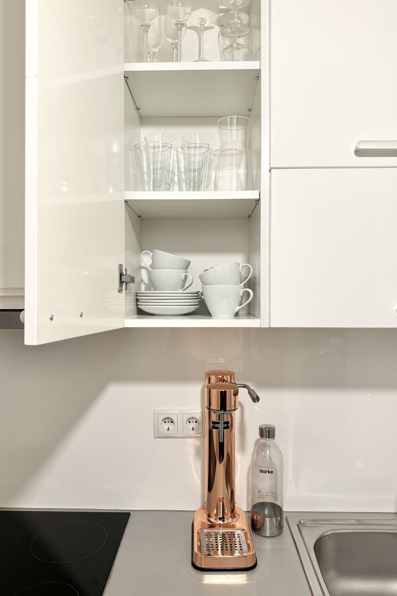 Fridge, oven, stovetop, coffee/tea maker