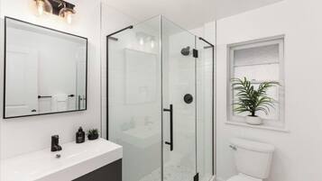 Shower, hair dryer, towels, shampoo