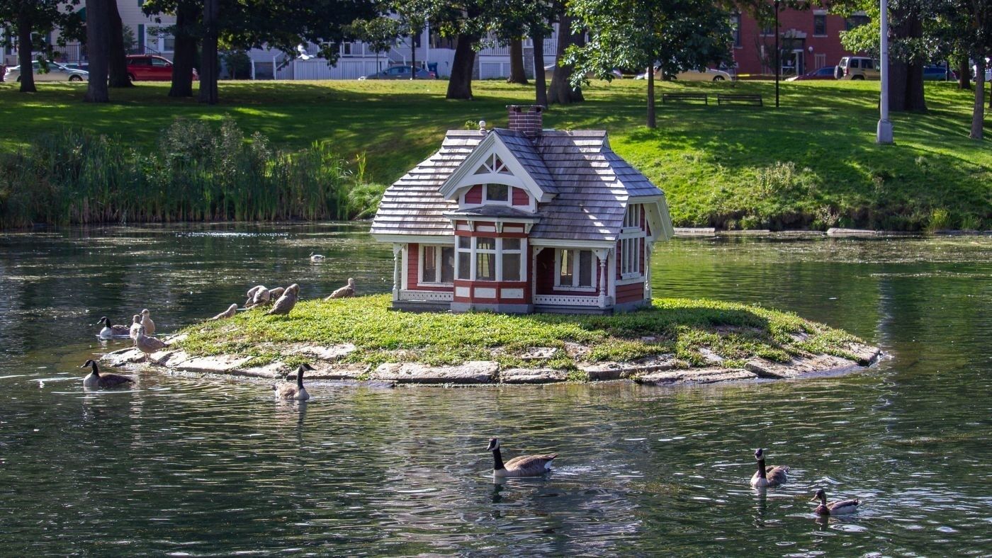 A 4-minute drive to Portland Observatory! 2 Classy Units! Pets Allowed w/ Gym!