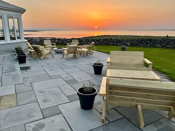 Large Patio w Fire Pit, Water Views