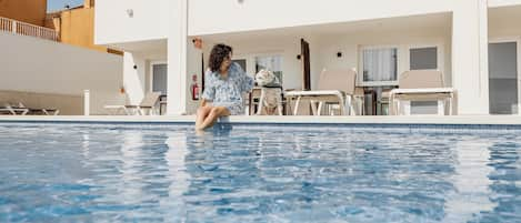 Una piscina al aire libre de temporada