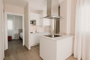 Apartamento | Cocina privada | Frigorífico grande, microondas, lavavajillas y utensilios de cocina