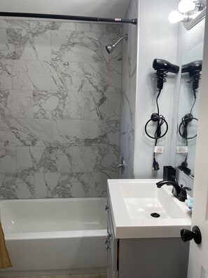 Hair dryer, towels, soap, shampoo - Lush Wonders!  Sleeps 7, Wi-Fi, Parking, BBQ. (Springfield)