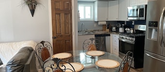 Lush Wonders! Sleeps 7, Wi-Fi, Parking, BBQ.