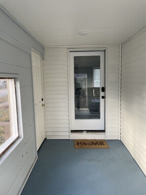 Exterior detail - Lush Wonders!  Sleeps 7, Wi-Fi, Parking, BBQ. (Springfield)