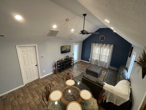 Smart TV, DVD player - Lush Wonders!  Sleeps 7, Wi-Fi, Parking, BBQ. (Springfield)