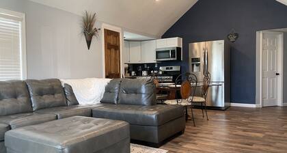 Lush Wonders! Sleeps 7, Wi-Fi, Parking, BBQ.