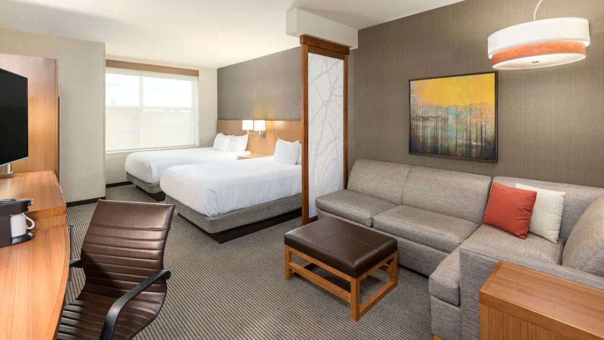 Shopping and Dining in Downtown Greenville! Swimming Pool, Pets Allowed!