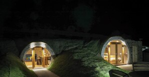 Exterior - Badgers View -  a hobbit hut that sleeps 6 guests  in 3 bedrooms (Rhayader)