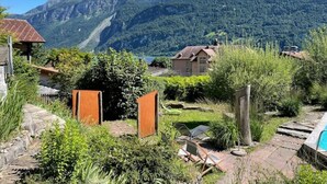 Un paysage montagneux avec une maison et une piscine.
