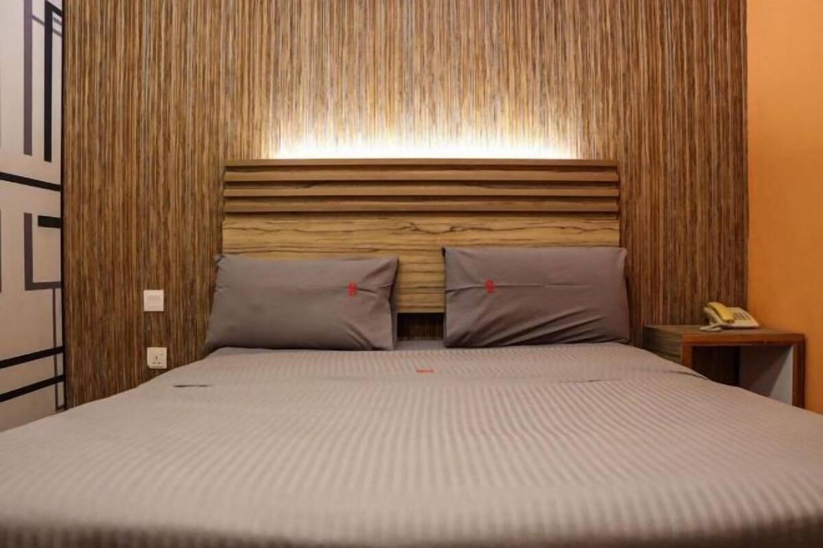 1 phòng ngủ, bàn, bàn ủi/dụng cụ ủi quần áo
