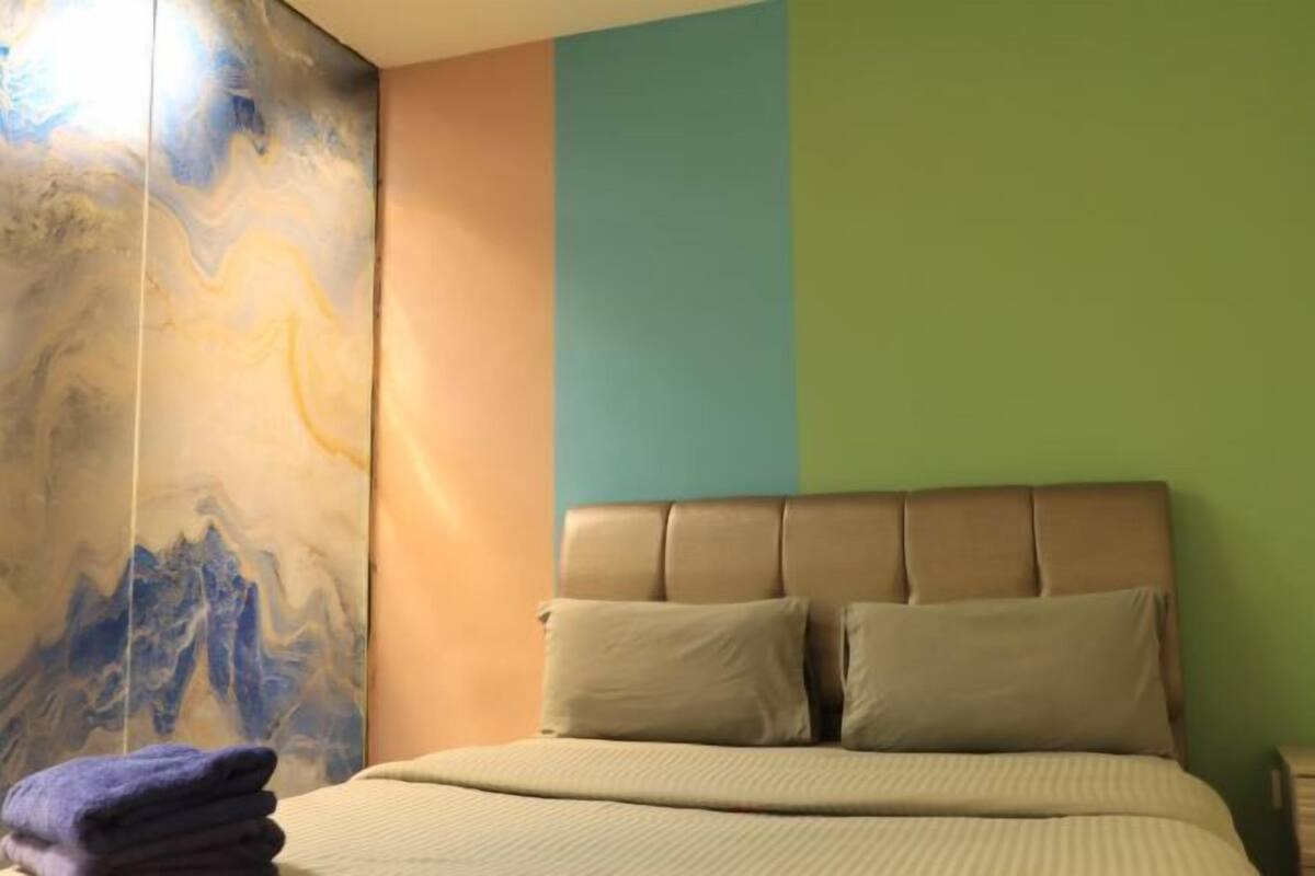 Desk, iron/ironing board, WiFi (free), bed sheets
