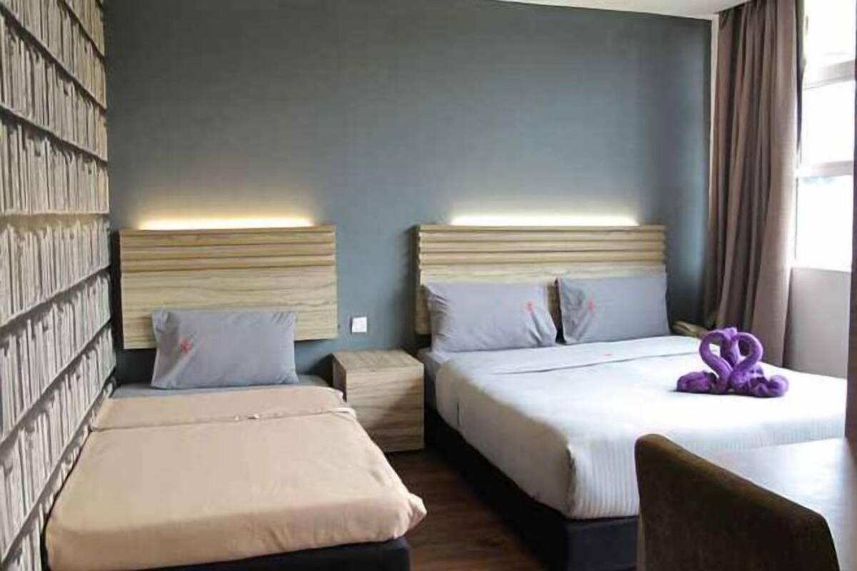 Escritorio, tabla de planchar con plancha, wifi gratis y ropa de cama