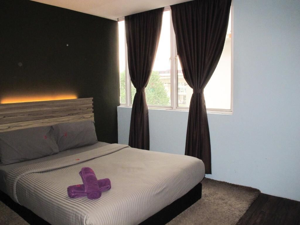 Ein Schlafzimmer mit Bett, Vorhängen und einem Fenster.