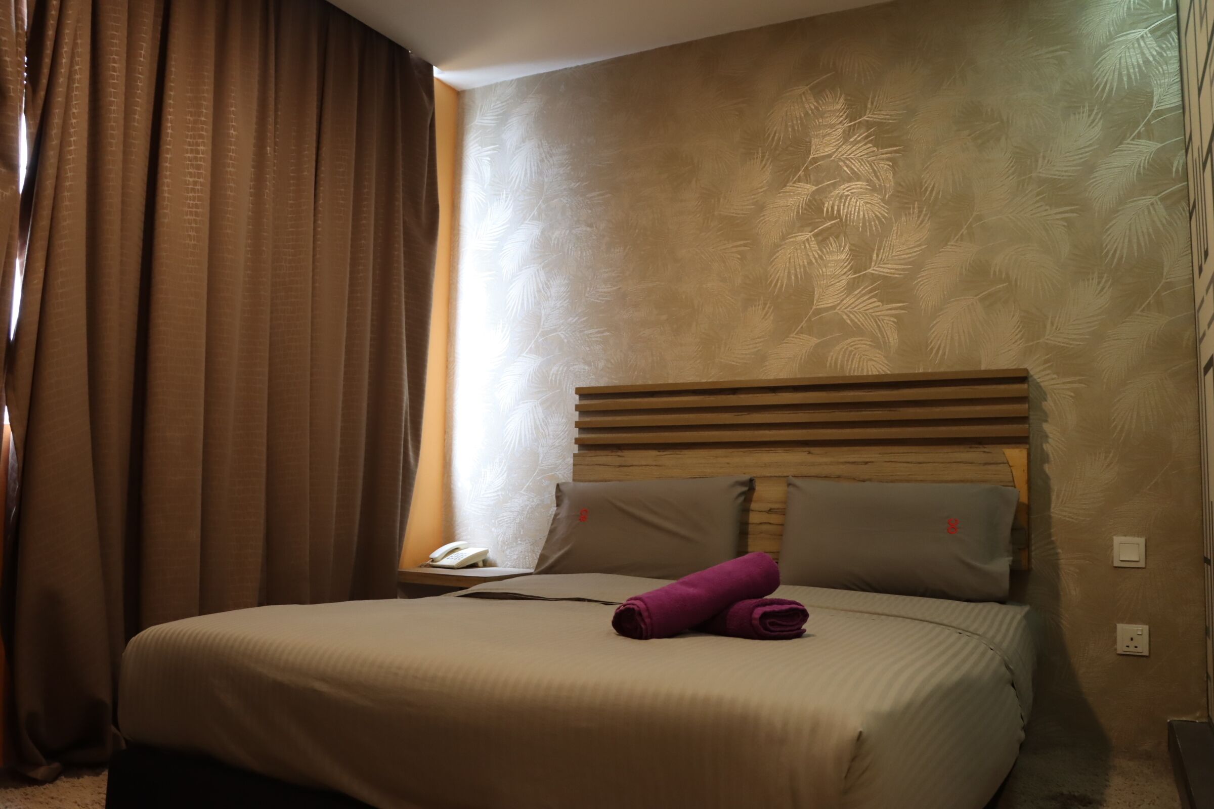 Escritorio, tabla de planchar con plancha, wifi gratis y ropa de cama 