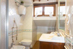 Dusche, Haartrockner, Bidet, Handtücher