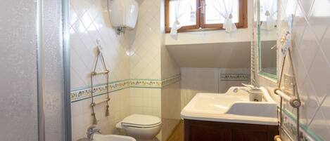 Dusche, Haartrockner, Bidet, HandtĂŒcher