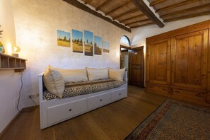 2 bedrooms, WiFi, bed sheets - Mantellini Apartment - Siena city center (Siena)