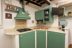 Frigorifero, microonde, forno, piano cottura