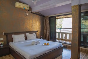 4 bedrooms, bed sheets - Your private oasis awaits - a 4 BHK villa with a pool near the city." (Lonavala)