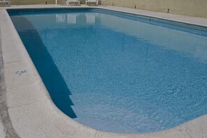 Una piscina al aire libre de temporada