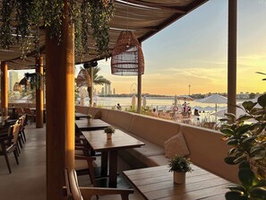 تناول الطعام بالخارج