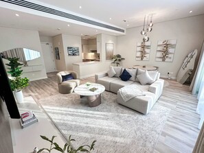 TV - Sunset view apartment in Oceana (Dubai)