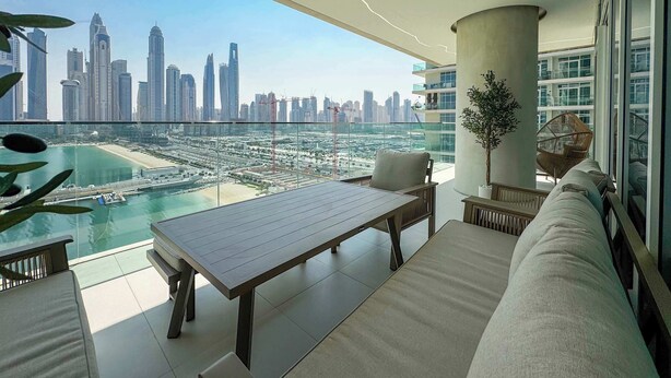Outdoor dining - Glamorous 3BR with Marina view (Dubai)